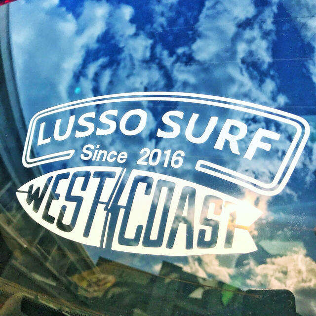 SATURDAYS SURF NYC(サタデーズサーフニューヨークシティー)の正規品☆LUSSO SURF 防水ステッカー 白☆ベイフロー  デウス スポーツ/アウトドアのスポーツ/アウトドア その他(サーフィン)の商品写真