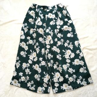 ベルメゾン(ベルメゾン)の【新品】花柄 ワイドパンツ ガウチョパンツ春秋に華やか大人な花柄♪Lサイズ(カジュアルパンツ)