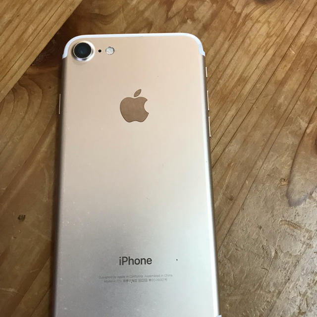 Apple(アップル)のiPhone 7 Gold 128 GB Softbank スマホ/家電/カメラのスマートフォン/携帯電話(スマートフォン本体)の商品写真