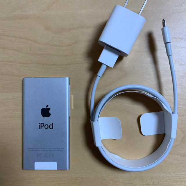 Apple(アップル)のiPod nano 第7世代  シルバー 充電器ケーブル付 純正品  スマホ/家電/カメラのオーディオ機器(ポータブルプレーヤー)の商品写真