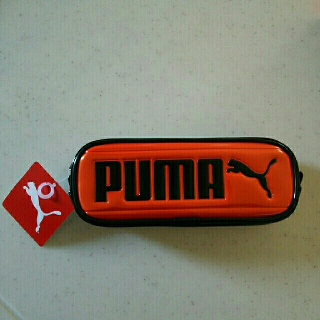 PUMA(プーマ)の新品◆未使用「【送料込み】クツワ プーマビッグロゴペンケース（オレンジ）」 インテリア/住まい/日用品の文房具(ペンケース/筆箱)の商品写真