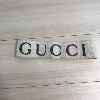 グッチ(Gucci)のGUCCI グッチのホワイトロゴヘッドバンド(ヘアバンド)