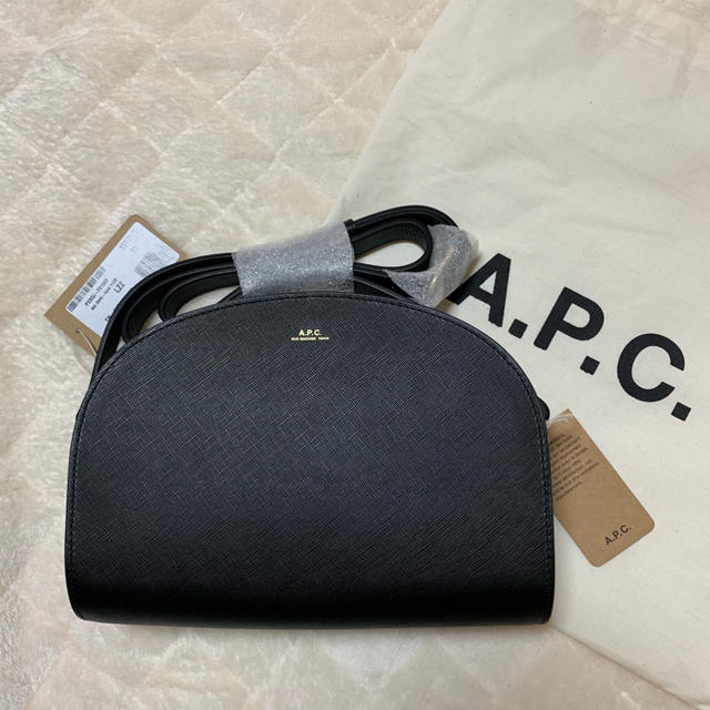 A.P.C - A.P.C ハーフムーン エンボス ブラック 黒 新品 APC ショルダーバッグの通販 by mari's shop