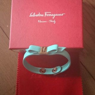 サルヴァトーレフェラガモ(Salvatore Ferragamo)の【サルヴァトーレ フェラガモ】 レザーブレスレット (T) (ブレスレット/バングル)