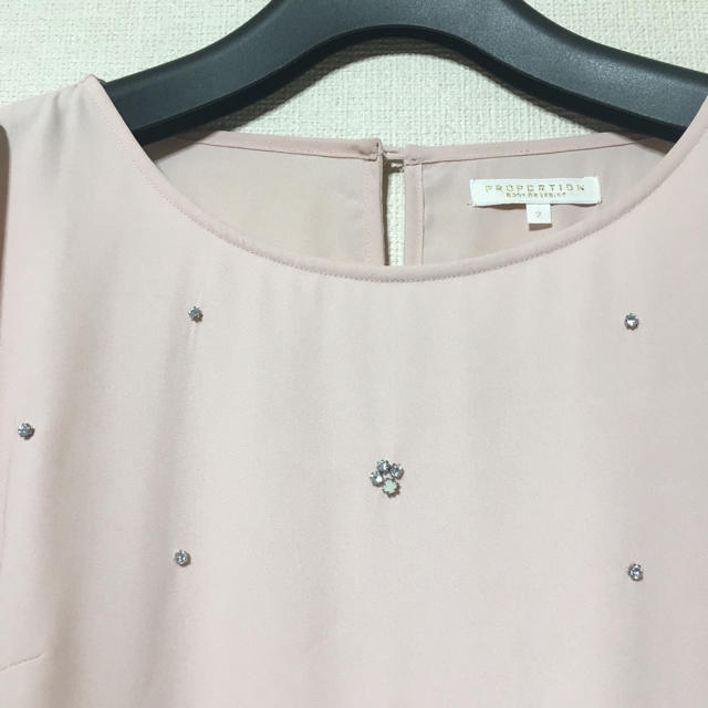 PROPORTION BODY DRESSING(プロポーションボディドレッシング)のプロポーションボディドレッシング  ビジュー付きシフォンブラウス  淡ピンク レディースのトップス(シャツ/ブラウス(長袖/七分))の商品写真