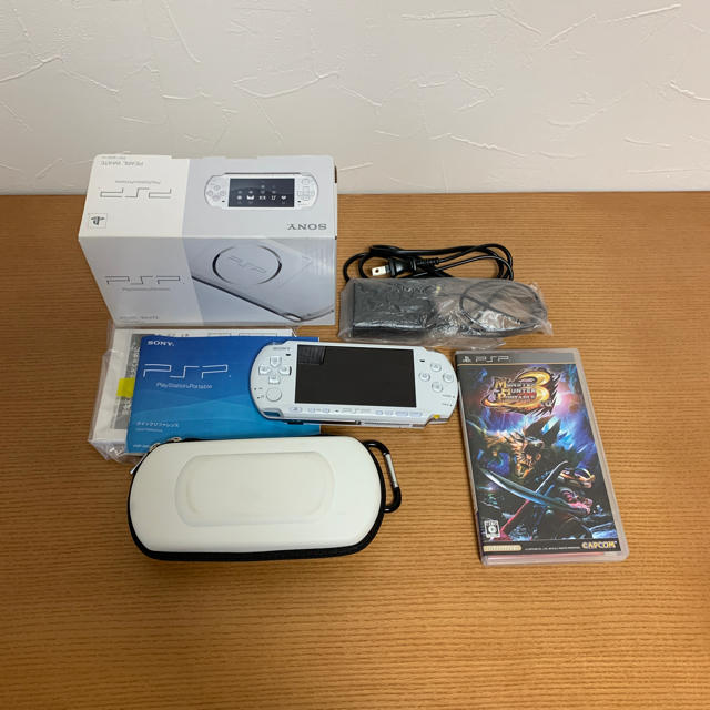 PlayStation Portable(プレイステーションポータブル)の【あほねこ0410様専用】PSP-3000 パールホワイト オマケ付 エンタメ/ホビーのゲームソフト/ゲーム機本体(携帯用ゲーム機本体)の商品写真