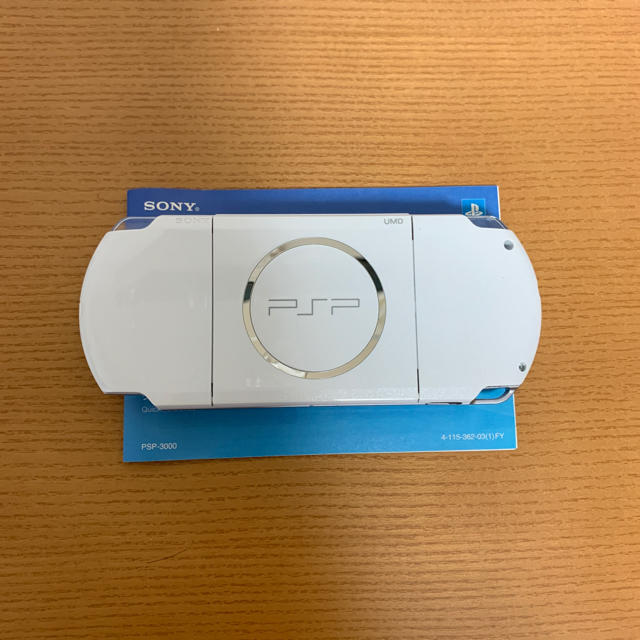 PlayStation Portable(プレイステーションポータブル)の【あほねこ0410様専用】PSP-3000 パールホワイト オマケ付 エンタメ/ホビーのゲームソフト/ゲーム機本体(携帯用ゲーム機本体)の商品写真