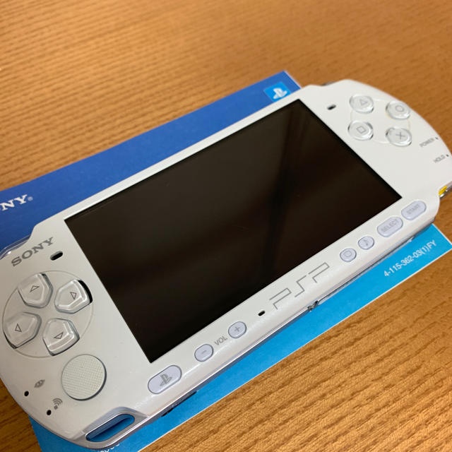 PlayStation Portable(プレイステーションポータブル)の【あほねこ0410様専用】PSP-3000 パールホワイト オマケ付 エンタメ/ホビーのゲームソフト/ゲーム機本体(携帯用ゲーム機本体)の商品写真