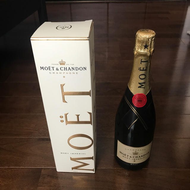 MOËT & CHANDON(モエエシャンドン)のMOËT シャンパン 750ml 箱有り 食品/飲料/酒の酒(シャンパン/スパークリングワイン)の商品写真