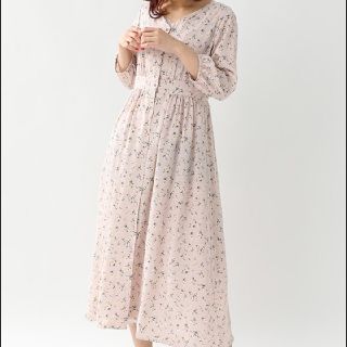 ハニーズ(HONEYS)の【美品】今期　ハニーズ　Vネックワンピース花柄七分袖ガウンロングS　くすみピンク(ロングワンピース/マキシワンピース)