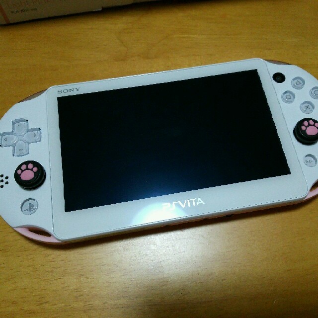 PlayStation Vita(プレイステーションヴィータ)のPlayStation®Vita PCH-2000 Wi-Fi ピンク/ホワイト エンタメ/ホビーのゲームソフト/ゲーム機本体(携帯用ゲーム機本体)の商品写真