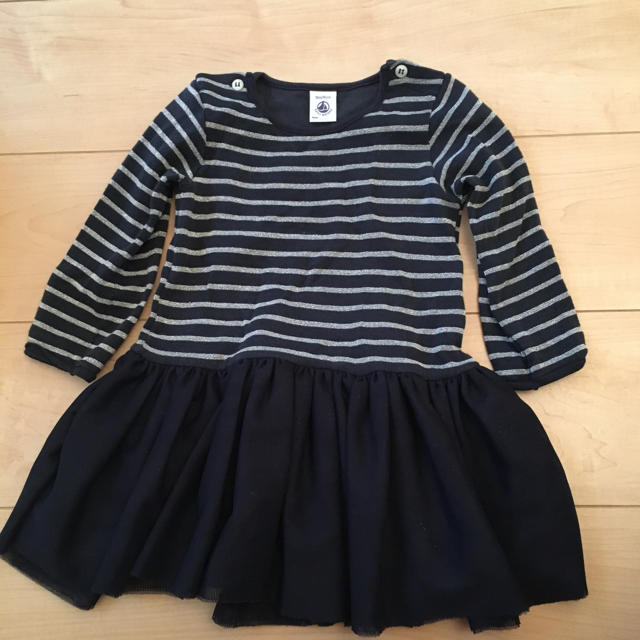 PETIT BATEAU(プチバトー)の御専用♡プチバトー ノエル ボーダーラメワンピース 18m キッズ/ベビー/マタニティのベビー服(~85cm)(ワンピース)の商品写真