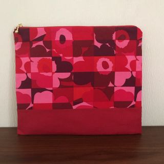 マリメッコ(marimekko)のマリメッコミニルートゥウニッコで作成しましたペタンコポーチ大です(ポーチ)