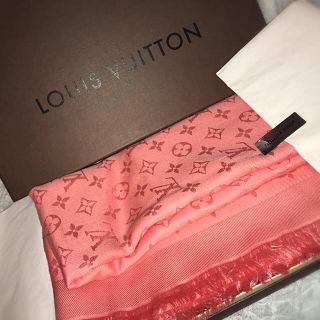 ルイヴィトン(LOUIS VUITTON)のLOUIS VUITTONルイヴィトン大判ストール美品ピンク☆マフラー結婚式(ストール/パシュミナ)