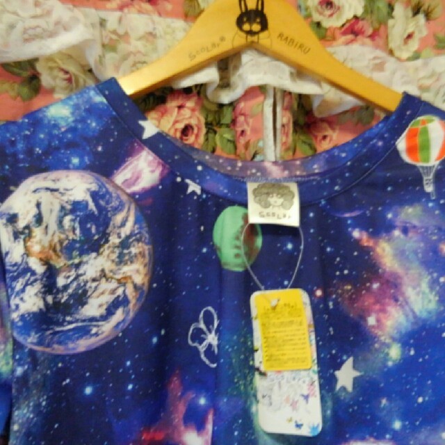 ScoLar(スカラー)のスカラー 宇宙柄ロンTシャツ レディースのトップス(Tシャツ(長袖/七分))の商品写真