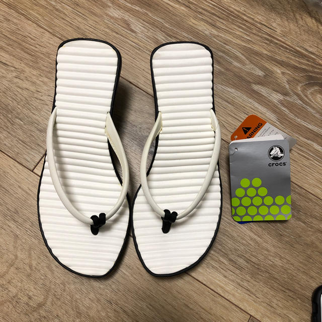 crocs(クロックス)のcrocs 新品 ビーチサンダル ヒールあり24㎝前後の方に レディースの靴/シューズ(ビーチサンダル)の商品写真