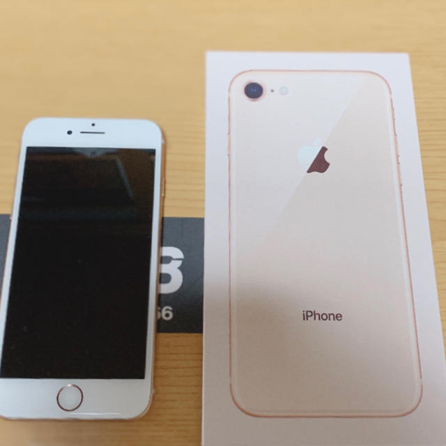 iPhone(アイフォーン)のiPhone 8 本体 ピンクゴールド スマホ/家電/カメラのスマートフォン/携帯電話(スマートフォン本体)の商品写真