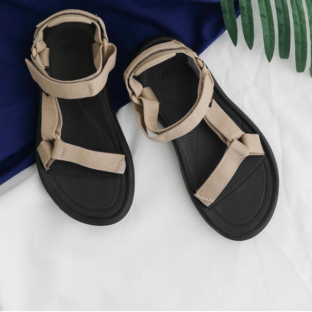 Teva(テバ)の【Chii様専用】新品箱付き teva テバ DOORS サンダル ベージュ レディースの靴/シューズ(サンダル)の商品写真