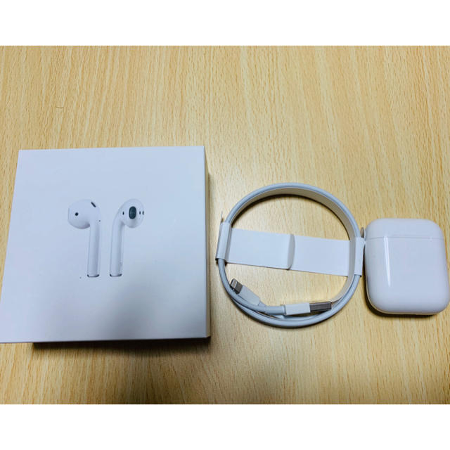 Apple(アップル)のAirPods   スマホ/家電/カメラのオーディオ機器(ヘッドフォン/イヤフォン)の商品写真