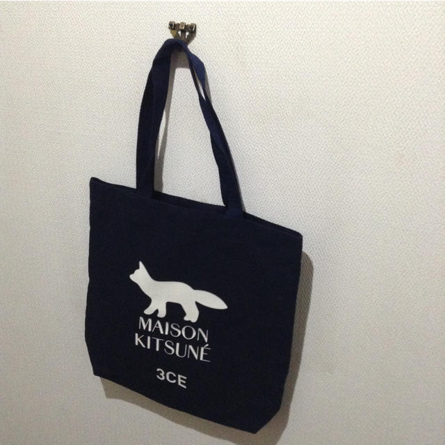 3ce(スリーシーイー)の3CE MAISON KITSUNE TOTE BAG NAVY ポーチ付未使用 レディースのバッグ(トートバッグ)の商品写真