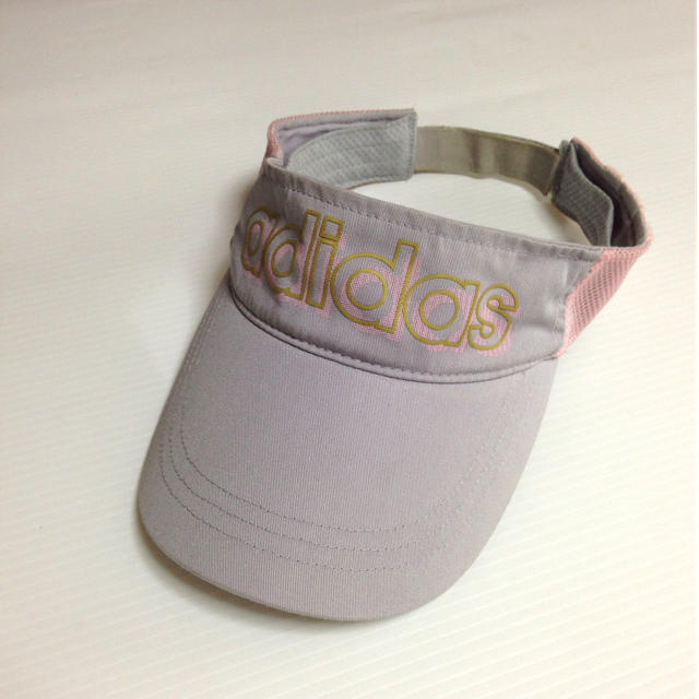 adidas(アディダス)のadidas サンバイザー レディースの帽子(キャップ)の商品写真