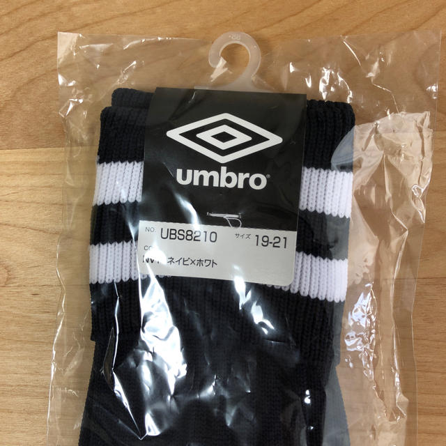 UMBRO(アンブロ)のumbro サッカー ソックス 19-21 未使用 新品 スポーツ/アウトドアのサッカー/フットサル(その他)の商品写真