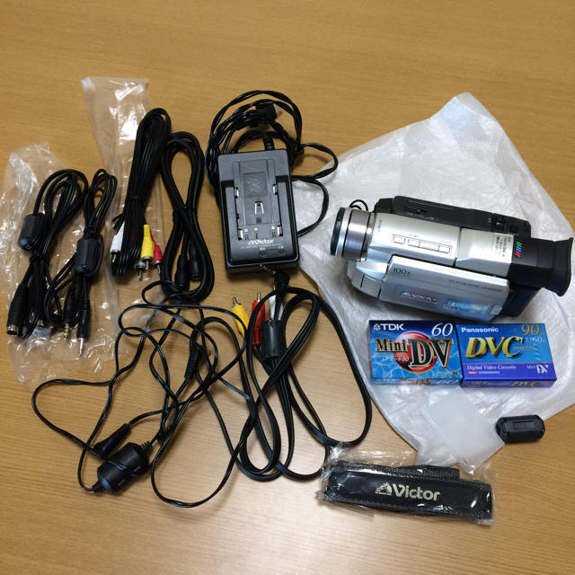 Victor - Victor デジタルビデオカメラ GR-DVA10 テープ2本付き Victor - Victor デジタルビデオカメラ GR-DVA10 テープ2本付き