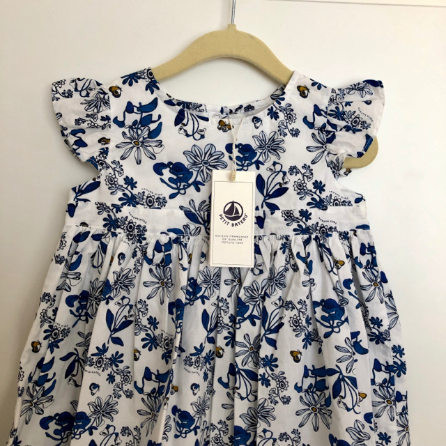 PETIT BATEAU(プチバトー)の2019SS新作！ブルーフラワープリントワンピース 36m キッズ/ベビー/マタニティのキッズ服女の子用(90cm~)(ワンピース)の商品写真