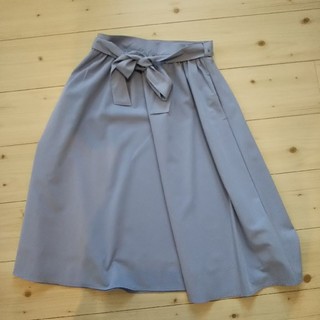 ヴィス(ViS)の新品 ViS 淡い水色グレーのリボンベルト付きフレアースカートMサイズ(ひざ丈スカート)