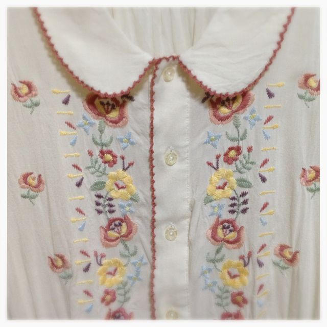 w closet(ダブルクローゼット)の花柄刺繍ブラウス＊w closet レディースのトップス(シャツ/ブラウス(半袖/袖なし))の商品写真