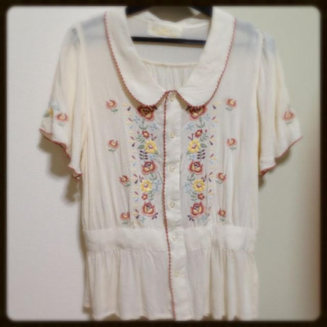 w closet(ダブルクローゼット)の花柄刺繍ブラウス＊w closet レディースのトップス(シャツ/ブラウス(半袖/袖なし))の商品写真