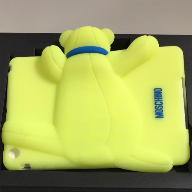 MOSCHINO(モスキーノ)のモスキーノ iPad mini シリコンケース 新品 イエロー レディースのファッション小物(その他)の商品写真