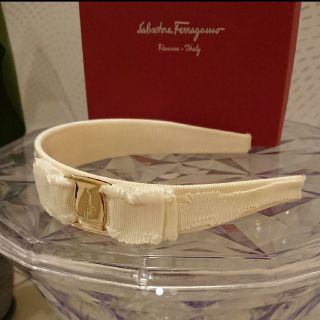 サルヴァトーレフェラガモ(Salvatore Ferragamo)の美品✨フェラガモ フリル カチューシャ オフホワイト(カチューシャ)