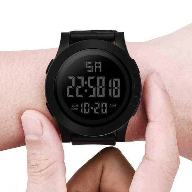 腕時計 電波ソーラー シンプルデザイン スポーツスタイル 男女兼用ブラック メンズの時計(腕時計(デジタル))の商品写真
