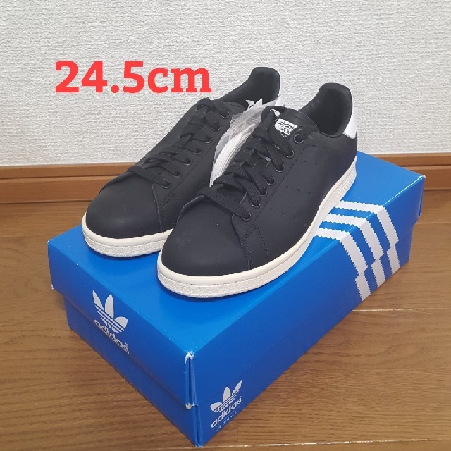 adidas(アディダス)の[専用Laa様]新品 アディダス スタンスミス ブラック 24.5cm レディースの靴/シューズ(スニーカー)の商品写真