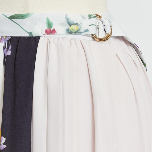 Noela(ノエラ)のnoela 大人気 フラワースカーフ柄スカート レディースのスカート(ロングスカート)の商品写真
