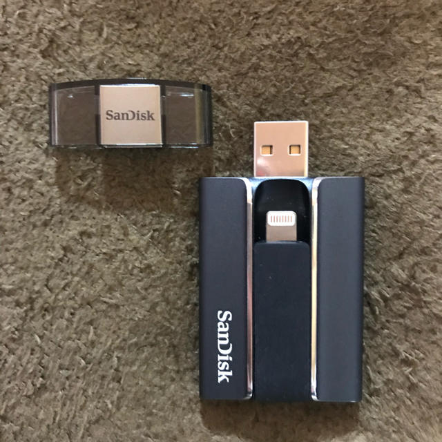 SanDisk(サンディスク)の【iXpand Flash Drive 128GB】  スマホ/家電/カメラのスマホアクセサリー(その他)の商品写真