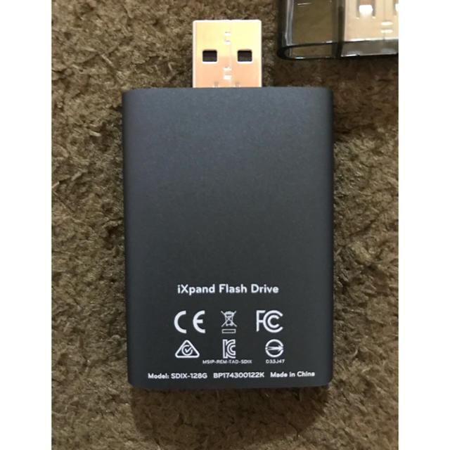 SanDisk(サンディスク)の【iXpand Flash Drive 128GB】  スマホ/家電/カメラのスマホアクセサリー(その他)の商品写真