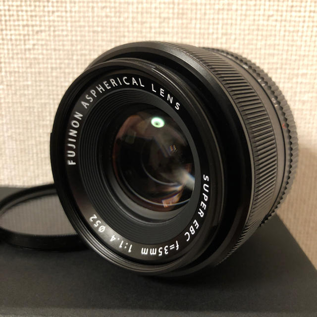 富士フイルム(フジフイルム)のねこっち様 富士フイルム XF35mm f1.4 R 付属品完備 スマホ/家電/カメラのカメラ(レンズ(単焦点))の商品写真