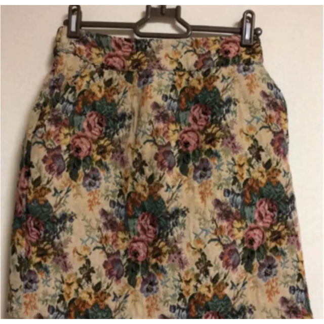 EMSEXCITE(エムズエキサイト)の【売り切りセール】エムズエキサイト 花柄スカート レディースのスカート(ひざ丈スカート)の商品写真
