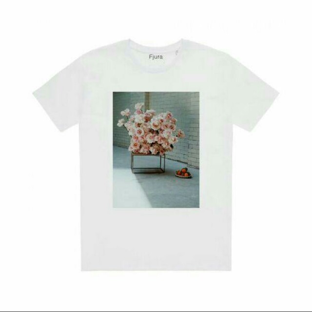 Drawer(ドゥロワー)のFjura   ROSES T-SHIRT size　S レディースのトップス(Tシャツ(半袖/袖なし))の商品写真