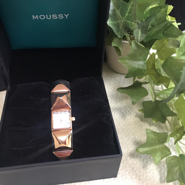 moussy(マウジー)の美品 マウジー  スタッズ風デザイン腕時計 ゴールド 箱付き 送料込み レディースのファッション小物(腕時計)の商品写真
