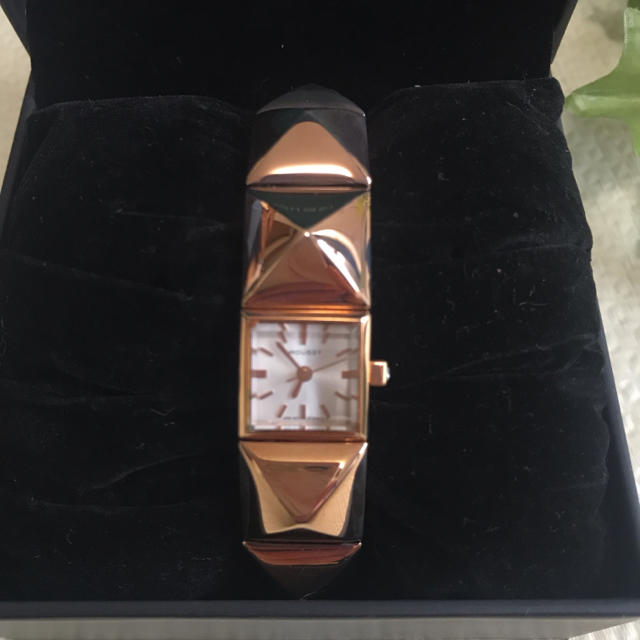 moussy(マウジー)の美品 マウジー  スタッズ風デザイン腕時計 ゴールド 箱付き 送料込み レディースのファッション小物(腕時計)の商品写真