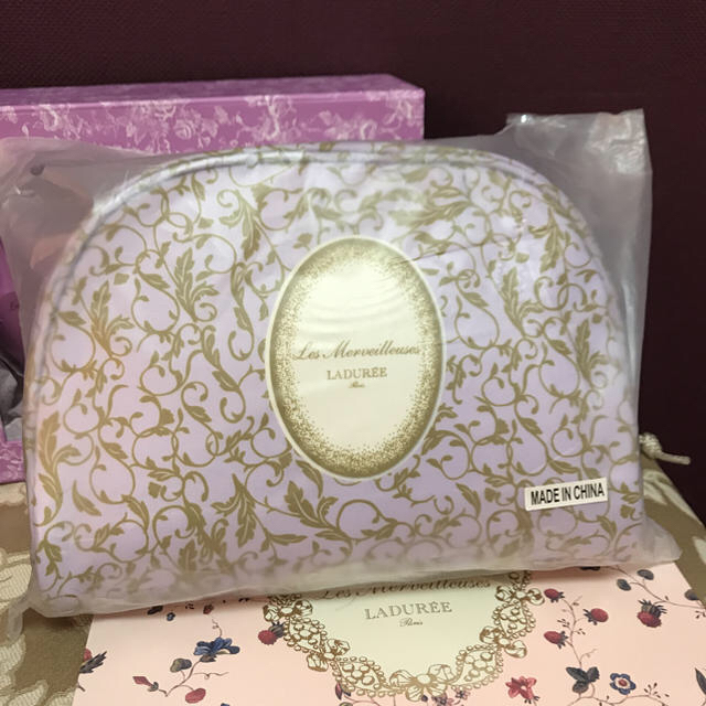 Les Merveilleuses LADUREE(レメルヴェイユーズラデュレ)のラデュレ♡ツインポーチ 大小セット 【未使用】 レディースのファッション小物(ポーチ)の商品写真