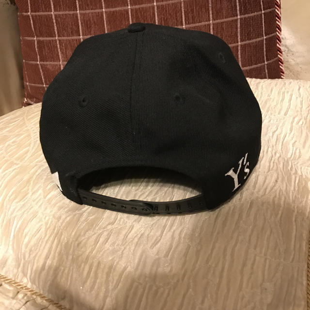 Yohji Yamamoto(ヨウジヤマモト)の限定品Y's×乃木坂46×ニューエラOVERTUREキャップ本物ヨウジヤマモトL メンズの帽子(キャップ)の商品写真