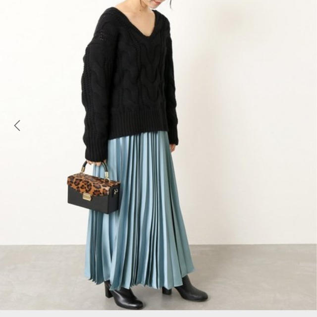SLOBE IENA(スローブイエナ)の新品タグ付きスローブイエナ☆サテンプリーツロングスカート サックスブルー レディースのスカート(ロングスカート)の商品写真