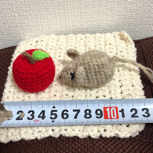 猫のおもちゃ あみぐるみ ハンドメイド ネズミ リンゴ ペット ハンドメイドのぬいぐるみ/人形(あみぐるみ)の商品写真