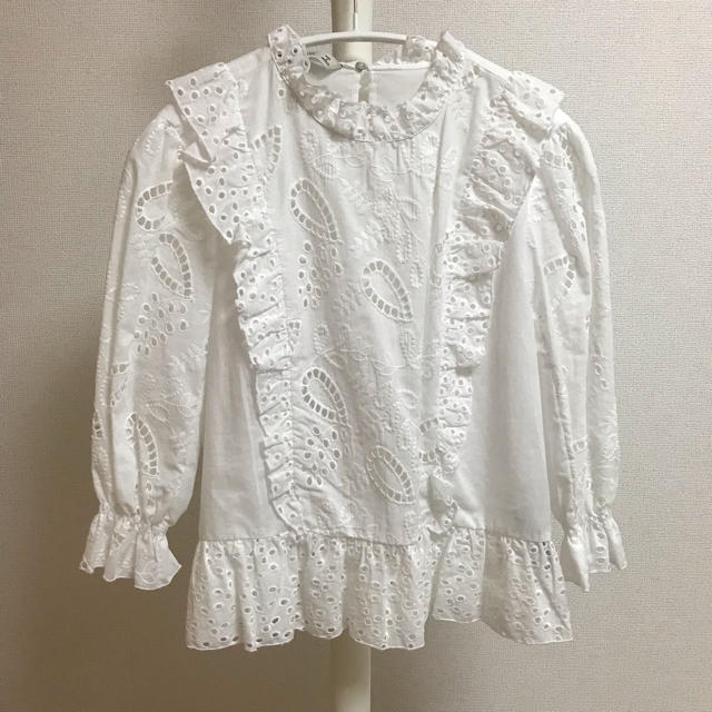 ZARA(ザラ)のZARA フリルブラウス レディースのトップス(シャツ/ブラウス(長袖/七分))の商品写真