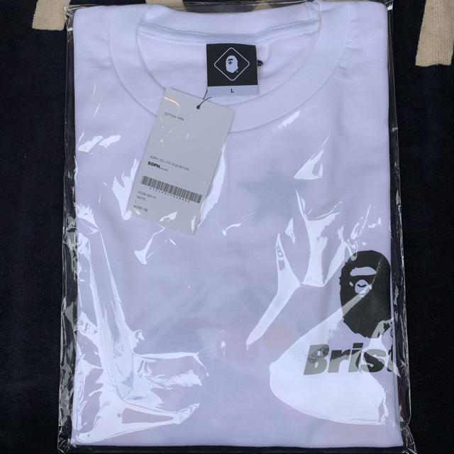 F.C.R.B.(エフシーアールビー)の白 L BAPE x F.C.R.B. BACK EMBLEM TEE メンズのトップス(Tシャツ/カットソー(半袖/袖なし))の商品写真