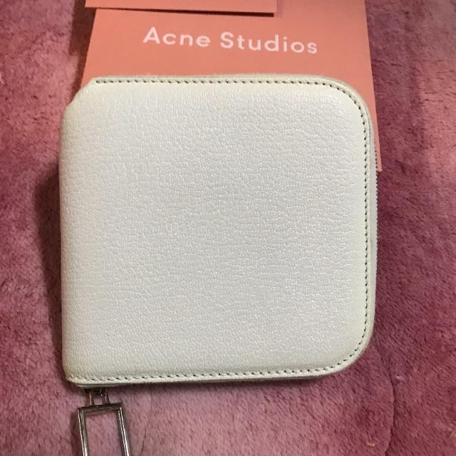 ACNE(アクネ)の《最終値下げ！》acne 財布 ホワイト レディースのファッション小物(財布)の商品写真